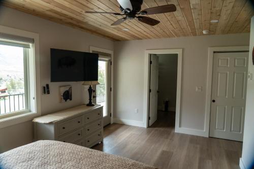 Yellowstone Park Riverfront Chalet – Photos 4