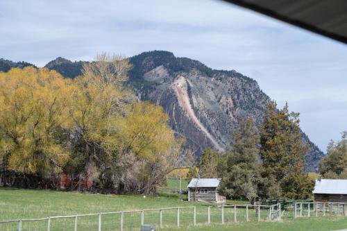Yellowstone Park Riverfront Chalet – Photos 5