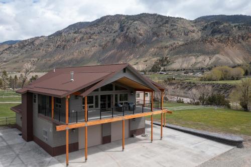 Yellowstone Park Riverfront Chalet – Photos 2