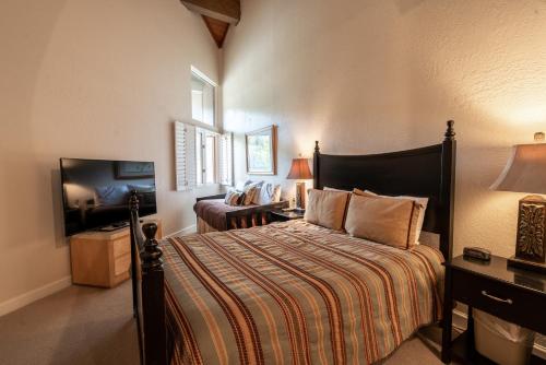 Tempat tidur dalam kamar di Powder Run 2 Bedroom and loft by Lespri Property Management