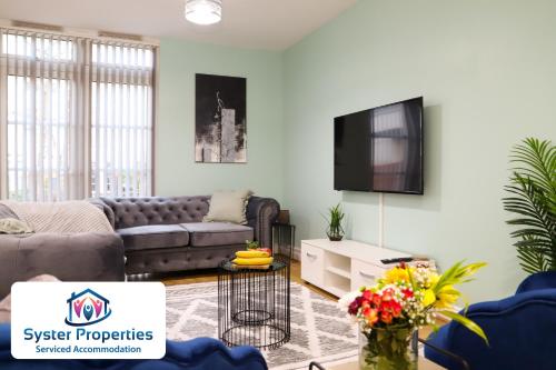 sala de estar con sofá y TV en Syster Properties Leicester large home for Contractors, Families , Groups en Leicester