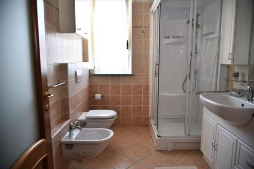 a bathroom with a toilet and a shower and a sink at A CASA DI ANNA in La Morra