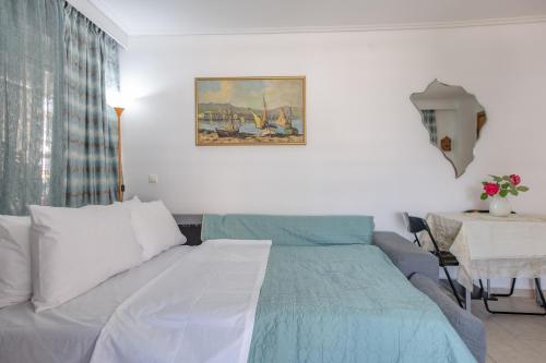 Flat w Parking at Flisvos Marina & SNFCC, 300mbps