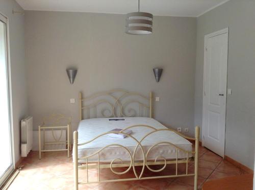 En eller flere senge i et værelse på Appartement d'une chambre avec terrasse amenagee a Le Muy