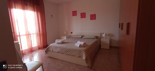 1 dormitorio con 1 cama con 2 almohadas en Garda View Apartment, en Cavalcaselle