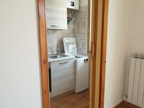 una piccola cucina con lavandino e frigorifero di Feel Beachouse a Montesilvano