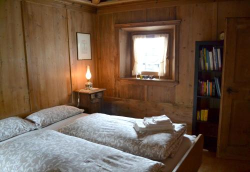 Un pat sau paturi într-o cameră la Urige Ferienwohnung Steiger- Alloggio unico Steiger