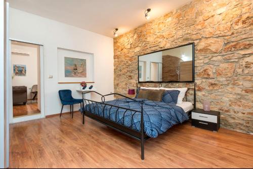 Un pat sau paturi într-o cameră la Heisenberg City Residence