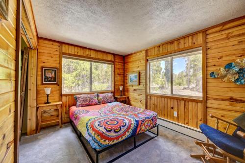 een slaapkamer met een bed in een kamer met houten wanden bij 4 Mi to Rocky Moutain Natl Park Grand Lake Home! in Grand Lake