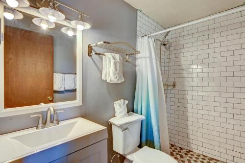 een badkamer met een toilet, een wastafel en een spiegel bij 4 Mi to Rocky Moutain Natl Park Grand Lake Home! in Grand Lake