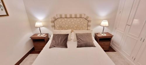 1 dormitorio con 1 cama grande y 2 mesitas de noche en Apartamento Lujo WiFi Algorta Getxo en Getxo