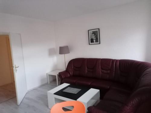 sala de estar con sofá de cuero y mesa en Kunstgasse 11 Wohnung 8 en Altemburgo