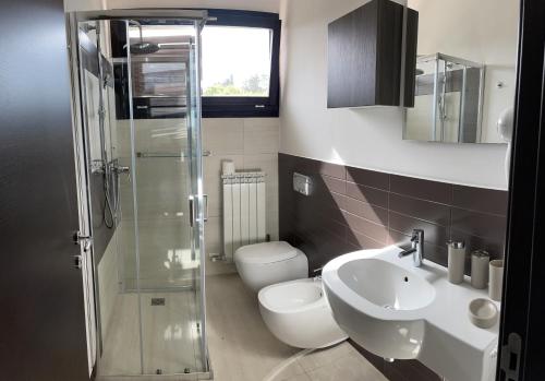 een badkamer met een toilet, een wastafel en een douche bij La Casa di Flò Luxury Rooms in Alezio