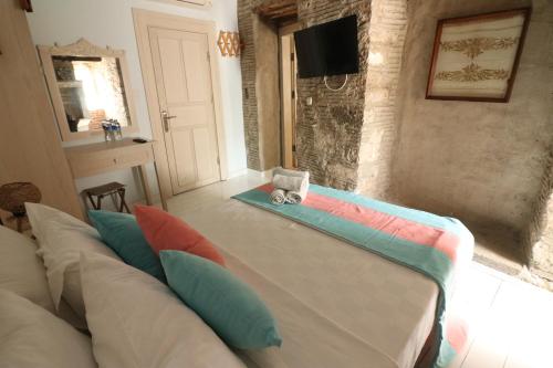 Una cama o camas en una habitación de Aganbey Hotel