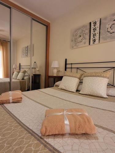 Een bed of bedden in een kamer bij Bajo estupendo con patio y piscina privada a 300 metros de la playa!