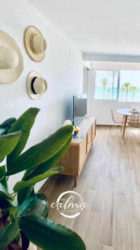 a living room with a desk and a plant at Apartamento En calma in Peniscola