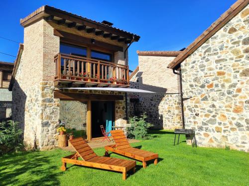 a house with two chairs and a balcony at La Galiana loft nature in Casarejos