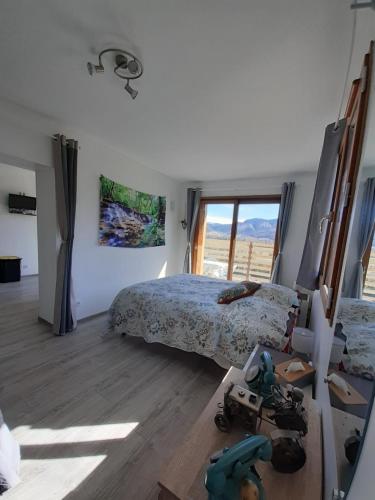 um quarto com uma cama e uma janela em le refuge de la blanche em Seyne