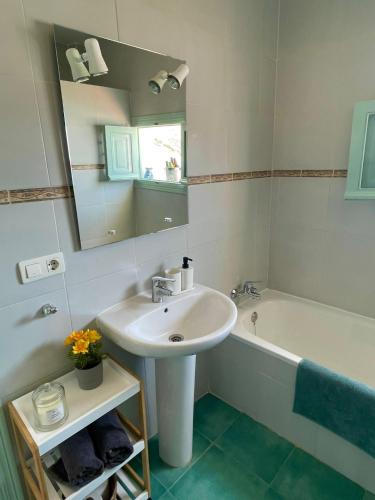 a bathroom with a sink and a bath tub at Casa Salamanquesa in Ríogordo