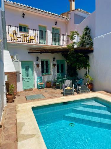 - une piscine en face d'une maison dans l'établissement Casa Salamanquesa, à Ríogordo