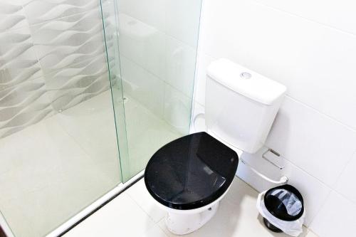 Un baño con inodoro y ducha de cristal. en Casa com WiFi e Piscina perfeita em Camacari BA, en Camassari