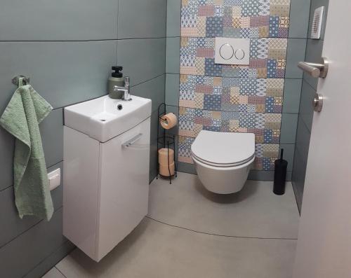 Kúpeľňa v ubytovaní NiMaRo apartman, Okrug Gornji