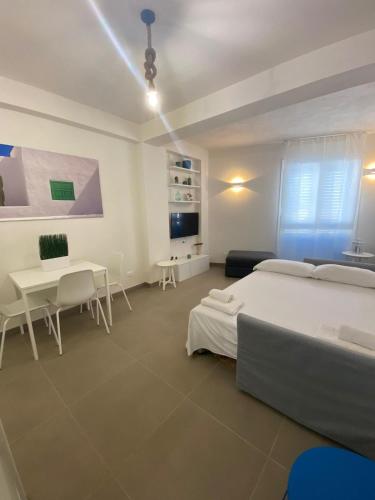 ein Schlafzimmer mit zwei Betten, einem Tisch und Stühlen in der Unterkunft Il Corallo in Marettimo