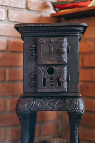 a wood stove sitting on top of a table at Chalé Refugio da Pedra SP in São Bento do Sapucaí