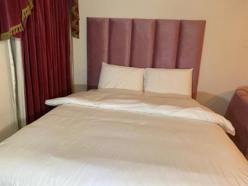 Ένα ή περισσότερα κρεβάτια σε δωμάτιο στο Chic Guest House & Solar system free from load shedding