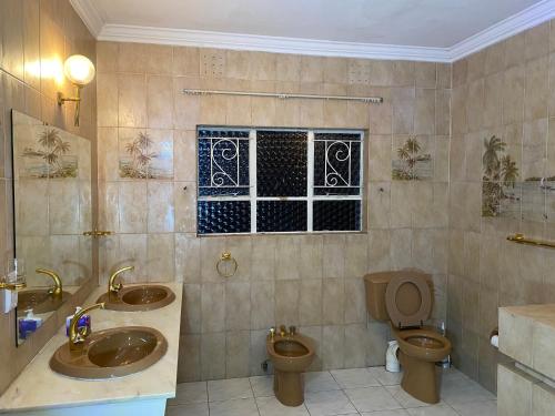 Ένα μπάνιο στο Chic Guest House & Solar system free from load shedding