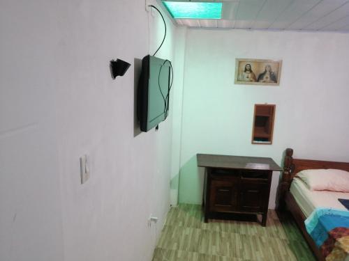 Televízia a/alebo spoločenská miestnosť v ubytovaní APARTA-Refugio El Retiro Verde