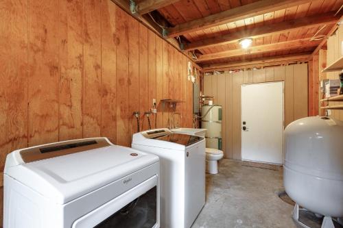 Bathroom sa Riverfront Retreat at Lavender Lake