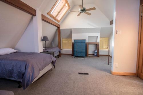 Ένα ή περισσότερα κρεβάτια σε δωμάτιο στο Woodside 2 Bedroom Private Home by Park City Vacations