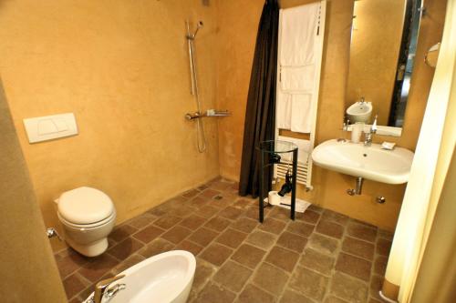 y baño con aseo y lavamanos. en Le Case della Saracca, en Monforte dʼAlba