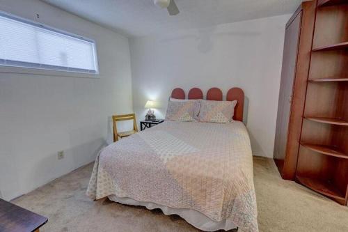 een slaapkamer met een bed en een raam bij Sugar Beach 323 condo in Gulf Shores