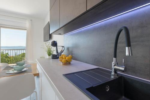 cocina con fregadero y encimera en Apartments Moon, en Dramalj