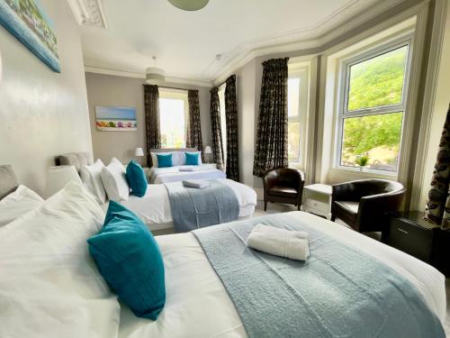 Habitación de hotel con 2 camas y almohadas azules en The Hedley Townhouse, en Bournemouth