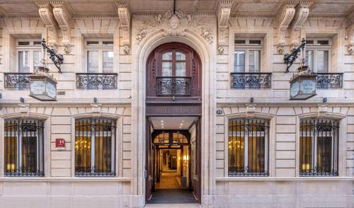 facciata di un edificio con porta di Grand Hotel Francais - ex Best Western a Bordeaux