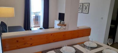 TV a/nebo společenská místnost v ubytování Apartment Mima with Sea View