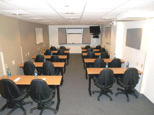 a classroom with desks and chairs in a room at Sonesta Simply Suites Chicago O'Hare Airport in Schiller Park