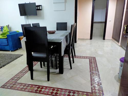 ein Esszimmer mit Tisch und Stühlen in der Unterkunft Appartement Maria in Marrakesch