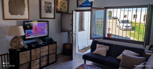 Televízia a/alebo spoločenská miestnosť v ubytovaní Alquiler Casita en Facinas