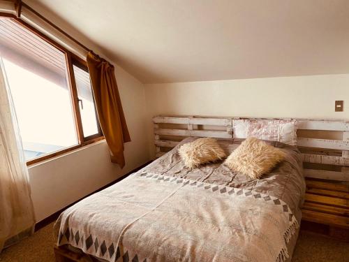 法列尤尼斯的住宿－La Parva Dpto，一间卧室设有一张床和一个窗口