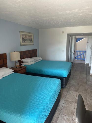 2 camas en una habitación con sábanas azules en The Atlantic en Myrtle Beach