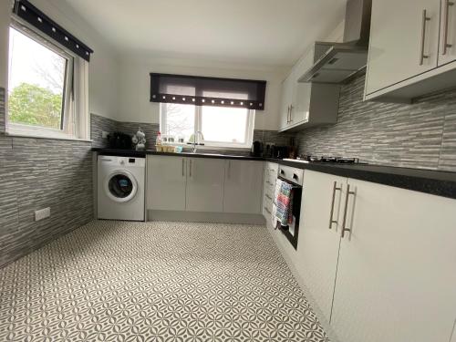 Η κουζίνα ή μικρή κουζίνα στο Pure Apartments Fife - Dunfermline West