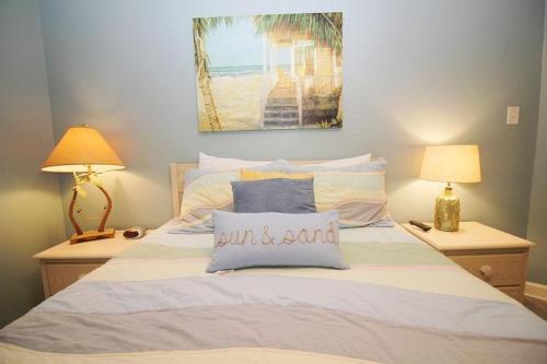 um quarto com uma cama grande e 2 candeeiros em Tradewinds 1102 condo em Orange Beach