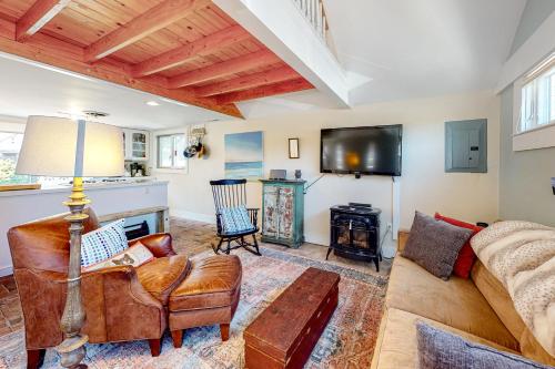 a living room with a couch and a tv at Toast of P-town in Provincetown