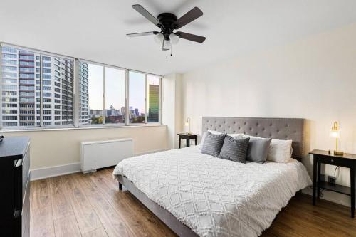 - une chambre avec un lit et un ventilateur de plafond dans l'établissement 1109-Extra LG-King Bed-1 Free Park-Fast WiFi-DTW, à Atlanta