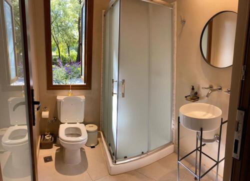 uma casa de banho com um chuveiro, um WC e um lavatório. em ANTAKARANA em Lozano