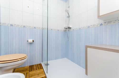 ein Bad mit einem WC und einer Glasdusche in der Unterkunft Apartment Dora in Trogir